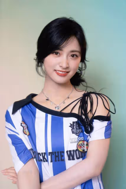 沈月穿藍白運動裝元氣可愛,小露香肩清純誘惑