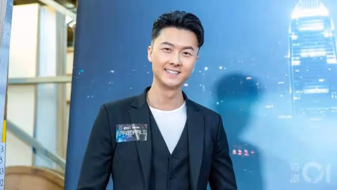 TVB兩屆視帝與弟弟回內地老家慶生,太太現身內地肚凸凸被傳懷孕