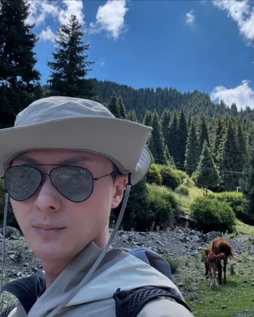 TVB兩屆視帝與弟弟回內地老家慶生,太太現身內地肚凸凸被傳懷孕