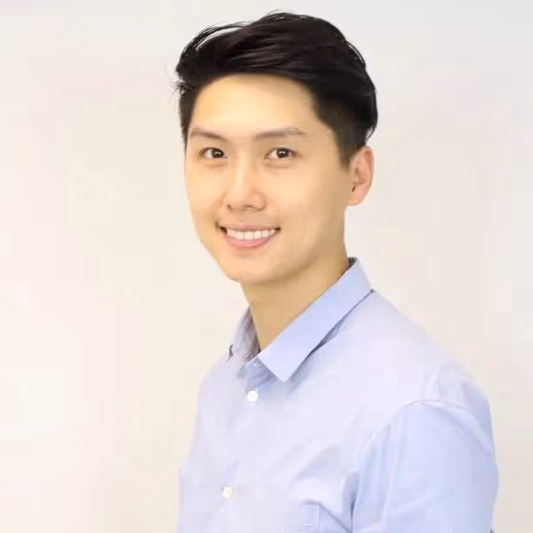 TVB兩屆視帝與弟弟回內地老家慶生,太太現身內地肚凸凸被傳懷孕