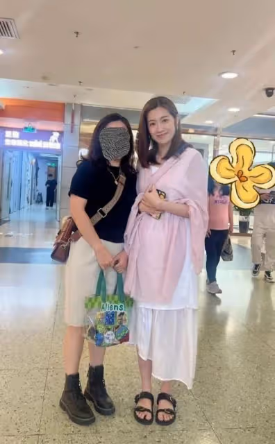 TVB兩屆視帝與弟弟回內地老家慶生,太太現身內地肚凸凸被傳懷孕