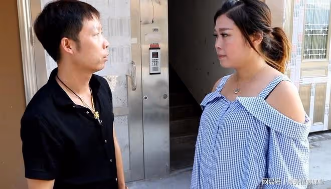退休金5600兼職工資3800，兒媳讓分一半給親家夫妻，不同意就離婚