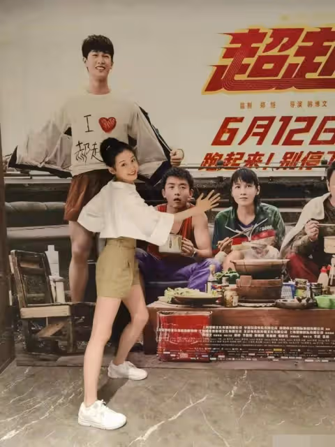 鄭愷眼光真不賴，苗苗穿短裙抱狗走機場，時尚減齡有魅力