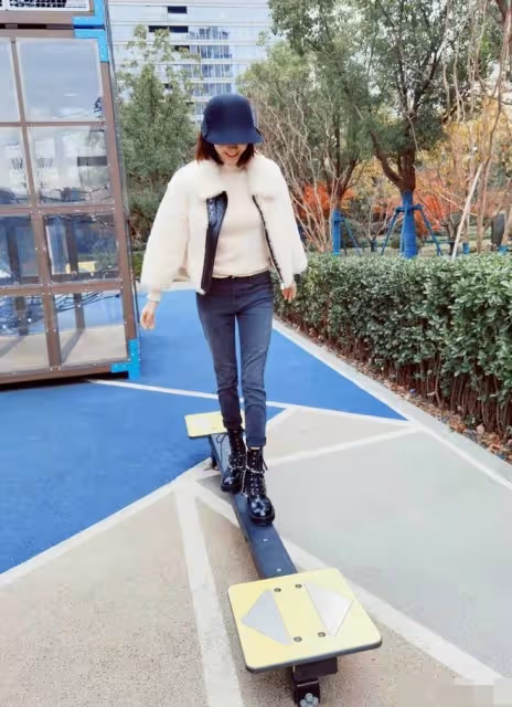鄭愷眼光真不賴，苗苗穿短裙抱狗走機場，時尚減齡有魅力