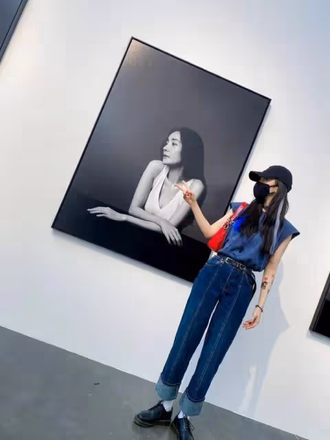 楊冪也太酷了吧，一身牛仔造型就夠洋氣了，藍紫挑染更是時髦搶眼