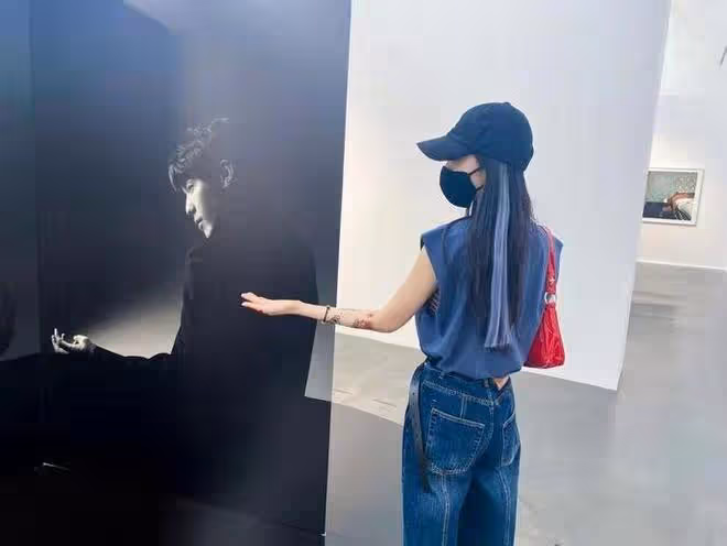 楊冪也太酷了吧，一身牛仔造型就夠洋氣了，藍紫挑染更是時髦搶眼