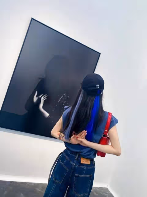 楊冪也太酷了吧，一身牛仔造型就夠洋氣了，藍紫挑染更是時髦搶眼