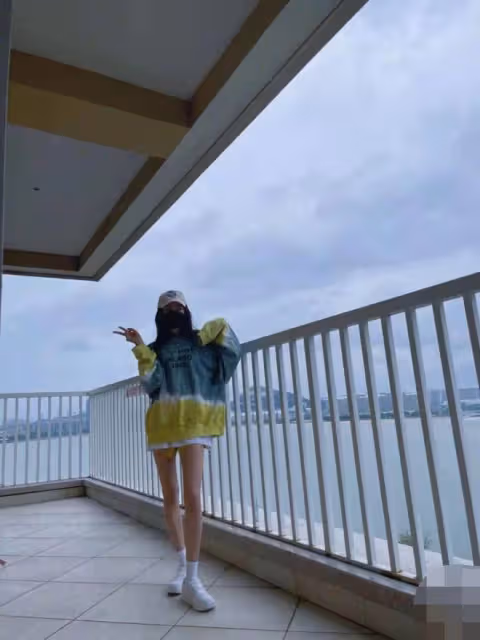 楊冪也太酷了吧，一身牛仔造型就夠洋氣了，藍紫挑染更是時髦搶眼