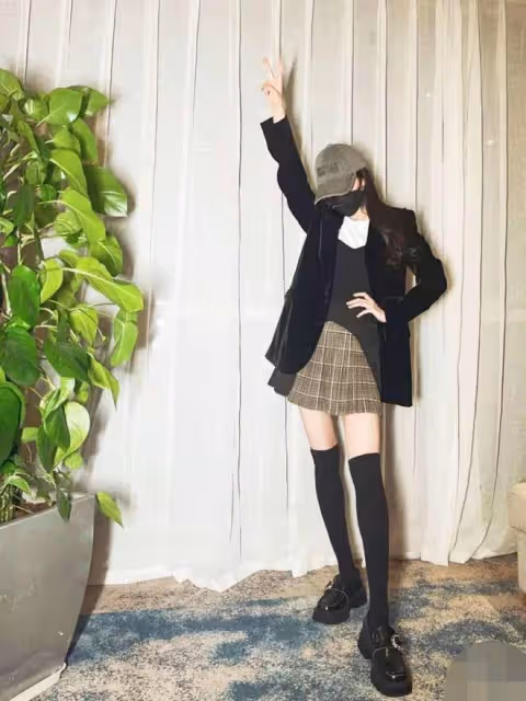 楊冪也太酷了吧，一身牛仔造型就夠洋氣了，藍紫挑染更是時髦搶眼