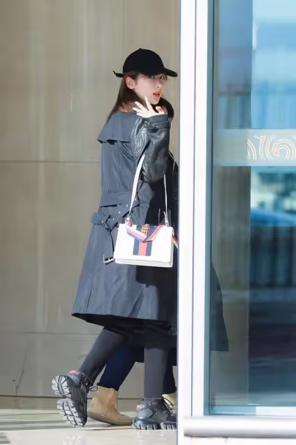 28歲楊紫不做「乖乖女」，一身黑的鉚釘造型又酷又帥，太適合她了