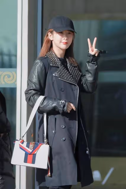 28歲楊紫不做「乖乖女」，一身黑的鉚釘造型又酷又帥，太適合她了