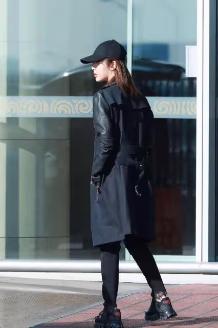 28歲楊紫不做「乖乖女」，一身黑的鉚釘造型又酷又帥，太適合她了