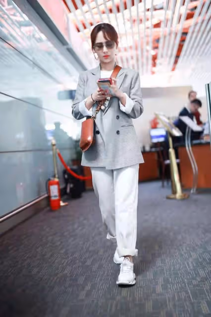 28歲楊紫不做「乖乖女」，一身黑的鉚釘造型又酷又帥，太適合她了