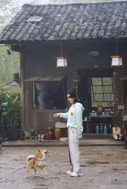 28歲楊紫不做「乖乖女」，一身黑的鉚釘造型又酷又帥，太適合她了