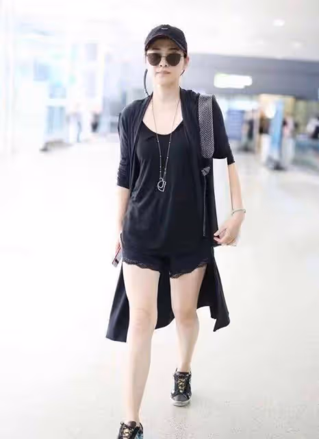 梅婷私服比小姑娘還潮，一身黑看似簡單卻不普通，時髦又顯身材
