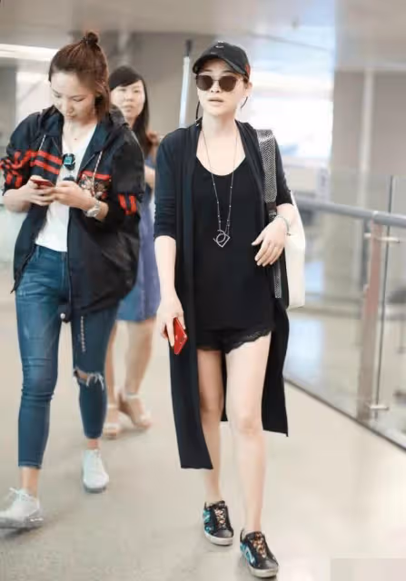 梅婷私服比小姑娘還潮，一身黑看似簡單卻不普通，時髦又顯身材