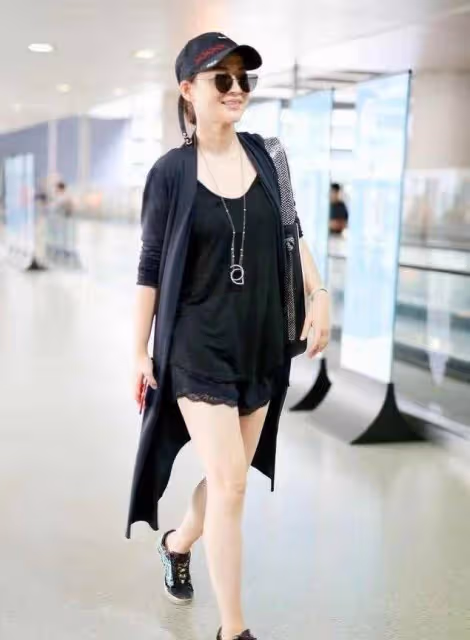 梅婷私服比小姑娘還潮，一身黑看似簡單卻不普通，時髦又顯身材