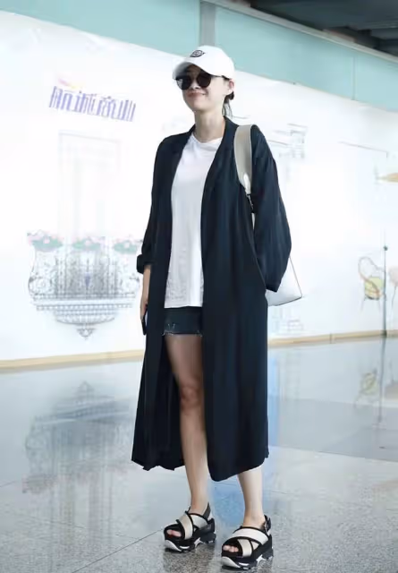 梅婷私服比小姑娘還潮，一身黑看似簡單卻不普通，時髦又顯身材