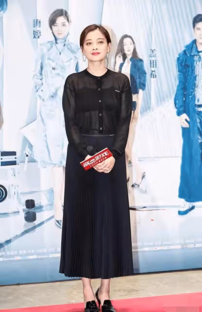 梅婷私服比小姑娘還潮，一身黑看似簡單卻不普通，時髦又顯身材
