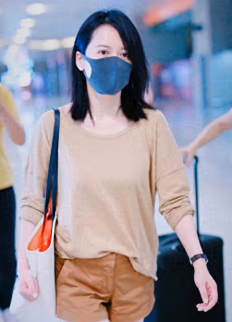 俞飛鴻的美拉德新穿法帶火了！T恤+短褲+齊肩發，時髦洋氣又減齡