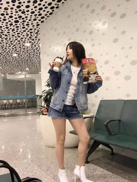 洋氣又減齡！牛仔外套+短褲+小白靴，52歲楊鈺瑩帶火的新穿搭！