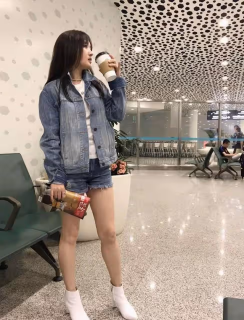 洋氣又減齡！牛仔外套+短褲+小白靴，52歲楊鈺瑩帶火的新穿搭！