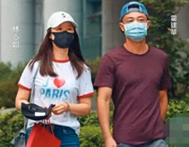 林心如陪霍建華出街，背愛馬仕包包+T恤牛仔褲，這才是低調的奢華