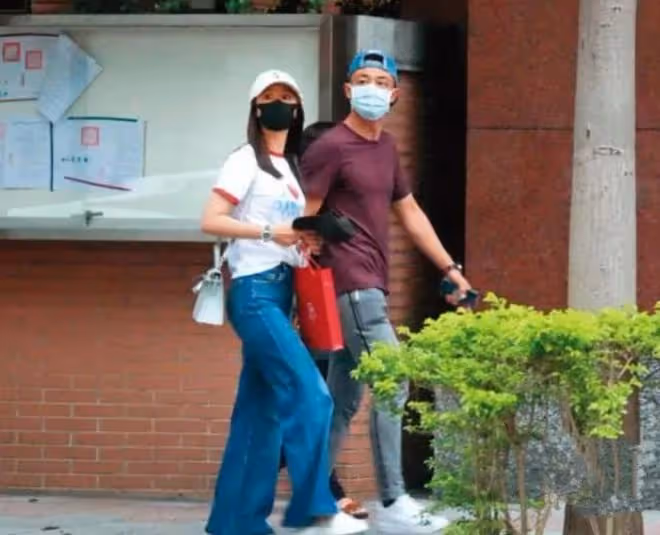 林心如陪霍建華出街，背愛馬仕包包+T恤牛仔褲，這才是低調的奢華