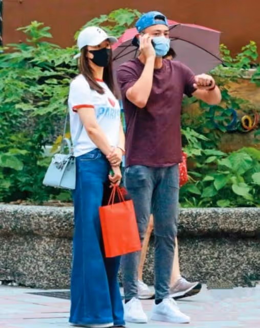 林心如陪霍建華出街，背愛馬仕包包+T恤牛仔褲，這才是低調的奢華