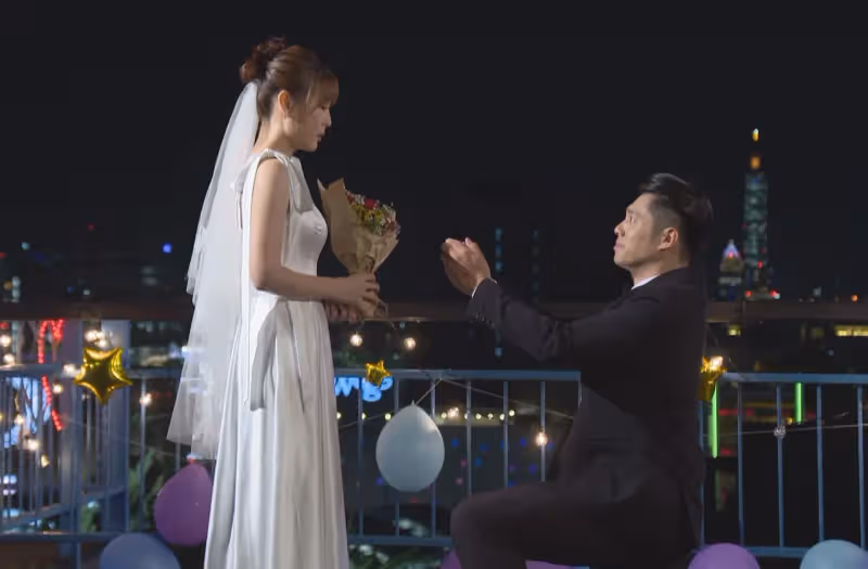 何宜珊8點檔單膝跪地求婚王盈凱　絕美場景配夜色卻遇蚊子攪局