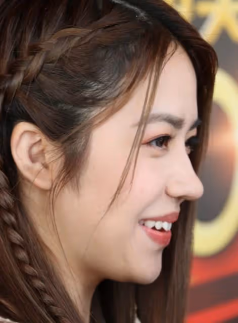 TVB純情女星演視帝女兒直呼緊張,被指豬膽鼻變尖長,稱最不滿粗腿