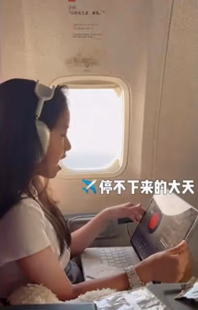 聶遠全家香港度假,倆女兒都遺傳媽媽美貌超好看,岳母出鏡好年輕