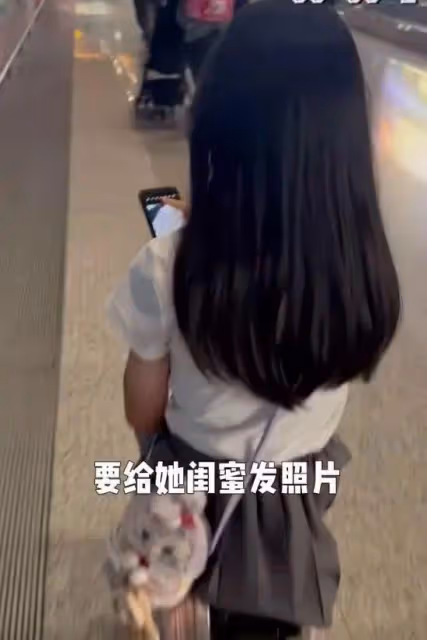 聶遠全家香港度假,倆女兒都遺傳媽媽美貌超好看,岳母出鏡好年輕