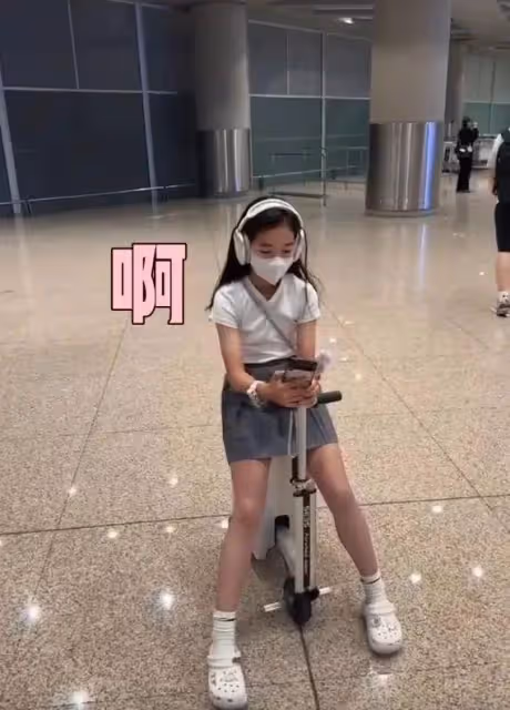 聶遠全家香港度假,倆女兒都遺傳媽媽美貌超好看,岳母出鏡好年輕