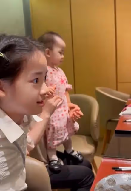 聶遠全家香港度假,倆女兒都遺傳媽媽美貌超好看,岳母出鏡好年輕