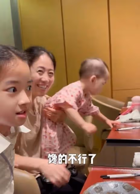聶遠全家香港度假,倆女兒都遺傳媽媽美貌超好看,岳母出鏡好年輕