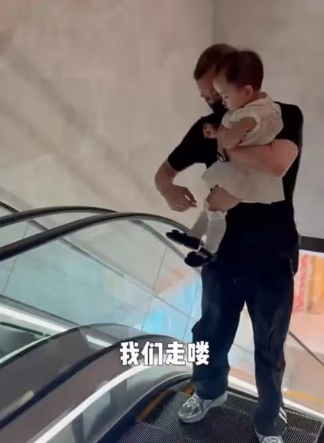 聶遠全家香港度假,倆女兒都遺傳媽媽美貌超好看,岳母出鏡好年輕