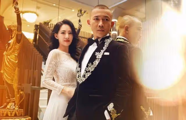 聶遠全家香港度假,倆女兒都遺傳媽媽美貌超好看,岳母出鏡好年輕