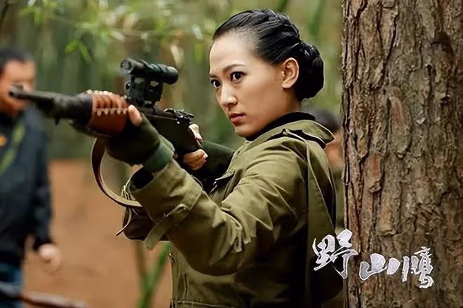 聶遠全家香港度假,倆女兒都遺傳媽媽美貌超好看,岳母出鏡好年輕