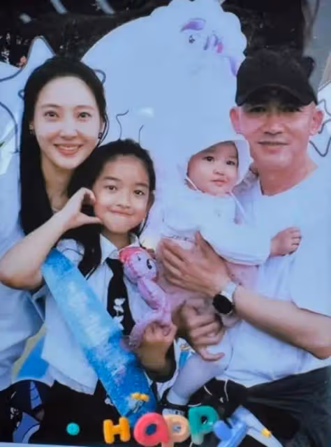 聶遠全家香港度假,倆女兒都遺傳媽媽美貌超好看,岳母出鏡好年輕