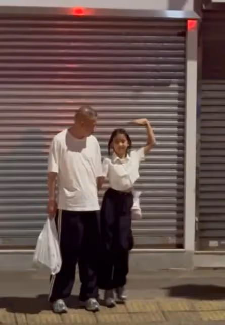 聶遠全家香港度假,倆女兒都遺傳媽媽美貌超好看,岳母出鏡好年輕