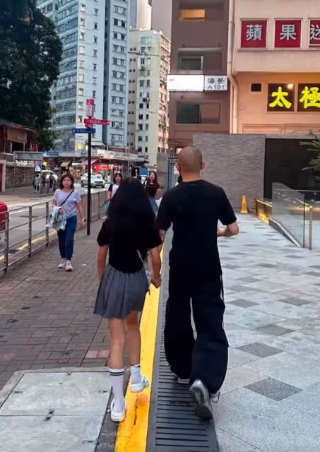 聶遠全家香港度假,倆女兒都遺傳媽媽美貌超好看,岳母出鏡好年輕