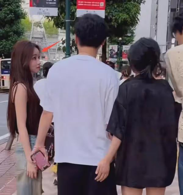 王思聰摟新女友日本逛街，懶懶額頭疑填充過度，被吐槽像壽星公