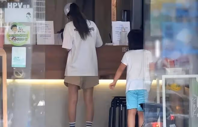 台媒曝安以軒現狀太落魄,帶孩子逛折扣店!外出聚餐全程畏手畏腳
