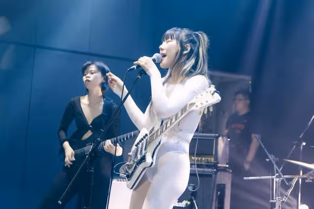 樂團女主唱台上突秀一字馬還不夠! 上演「女女情慾瑜珈」狂噴色氣