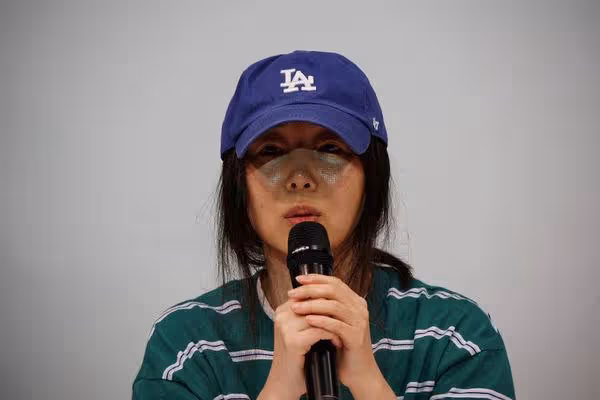 閔熙珍首度現身警局! 偵訊8小時「面帶笑容離開」:整件事像喜劇