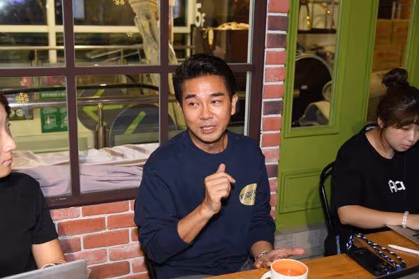 謝承均罕見流下男兒淚!80歲母開大刀「躺加護病房」:只能一直哭