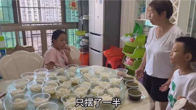 女孩拿奶奶手機免密支付,誤點60份外賣,家屬:送來直接都傻眼了