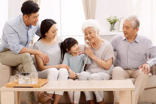坐月子婆婆沒伺候,兒媳不讓婆婆見孫子,孫子長大罵奶奶:教壞了