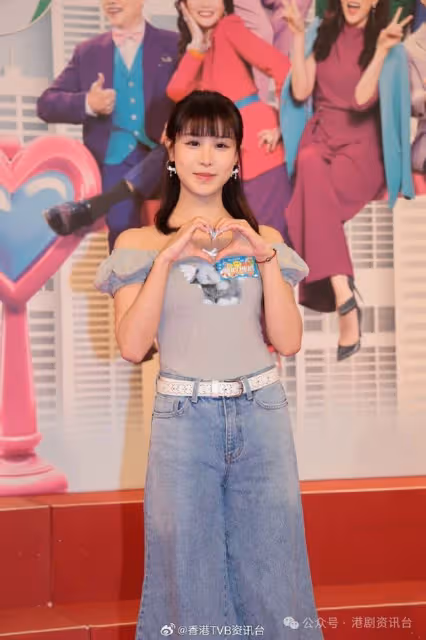古佩玲新片頭企「C位」否認搶鏡!呂慧儀:係大家一齊包圍丹爺